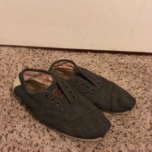 Trendy grey TOMS